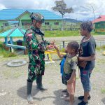 Prajurit 509 Condromowo Berbagi Kebahagiaan Bersama Anak Papua
